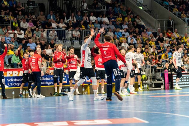 11.04.2026, xdaymx, Handball Daikin HBL, Rhein Neckar Loewen - SG Flensburg-Handewitt vl. Marko Grgic und Torhüter Benjamin Buric bejubeln mit der Bank einen gehaltenen 7 Meter (DFL DFB REGULATIONS PROHIBIT ANY USE OF PHOTOGRAPHS as IMAGE SEQUENCES and or QUASI-VIDEO) Mannheim