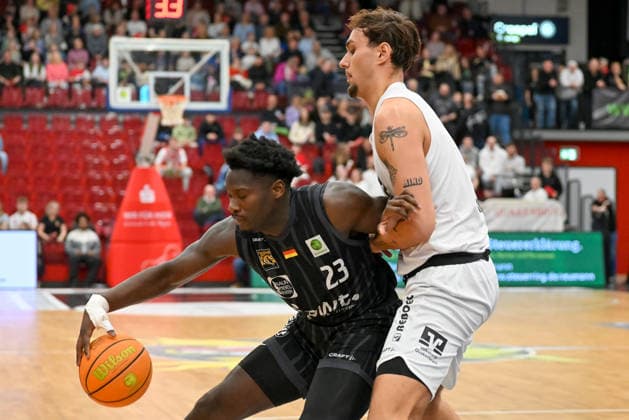 Melkisedek Moreaux (Tigers Tuebingen, 23) gegen Linus Ruf (Artland Dragons, 20) Artland Dragons vs. Tigers Tuebingen, 2. Basketball-Bundesliga, Pro A, 31. Spieltag, Saison 2025 2026, 11.04.2026, Artland Dragons vs. Tigers Tuebingen, 2. Basketball-Bundesliga, Pro A, 31. Spieltag, Saison 2025 2026, 11.04.2026 Quakenbrueck Copyright: xEibner-Pressefoto RobertxGertzenx EP_RGN
