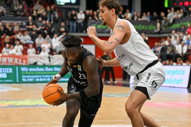 Melkisedek Moreaux (Tigers Tuebingen, 23) gegen Linus Ruf (Artland Dragons, 20) Artland Dragons vs. Tigers Tuebingen, 2. Basketball-Bundesliga, Pro A, 31. Spieltag, Saison 2025 2026, 11.04.2026, Artland Dragons vs. Tigers Tuebingen, 2. Basketball-Bundesliga, Pro A, 31. Spieltag, Saison 2025 2026, 11.04.2026 Quakenbrueck Copyright: xEibner-Pressefoto RobertxGertzenx EP_RGN