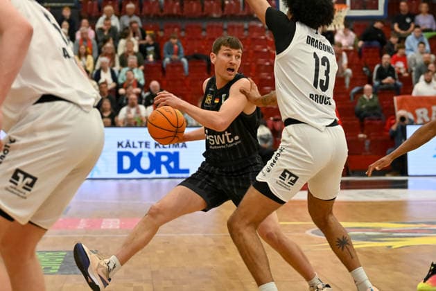 Till Joelke (Tigers Tuebingen, 26) gegen Dejan Bruce (Artland Dragons, 13) Artland Dragons vs. Tigers Tuebingen, 2. Basketball-Bundesliga, Pro A, 31. Spieltag, Saison 2025 2026, 11.04.2026, Artland Dragons vs. Tigers Tuebingen, 2. Basketball-Bundesliga, Pro A, 31. Spieltag, Saison 2025 2026, 11.04.2026 Quakenbrueck Copyright: xEibner-Pressefoto RobertxGertzenx EP_RGN