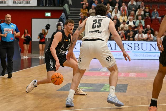 Till Joelke (Tigers Tuebingen, 26) am Ball gegen Benjamin Burnham (Artland Dragons, 25) Artland Dragons vs. Tigers Tuebingen, 2. Basketball-Bundesliga, Pro A, 31. Spieltag, Saison 2025 2026, 11.04.2026, Artland Dragons vs. Tigers Tuebingen, 2. Basketball-Bundesliga, Pro A, 31. Spieltag, Saison 2025 2026, 11.04.2026 Quakenbrueck Copyright: xEibner-Pressefoto RobertxGertzenx EP_RGN