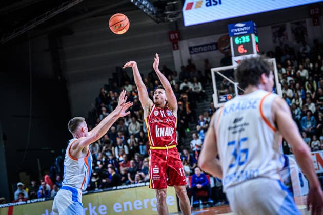 easycredit BBL Basketball Bundesliga 2025 2026 29. Spieltag 11.04.2026 Science City Jena vs Fitness First Würzburg Baskets Brae Ivey (Würzburg) mit dem 3er Wurf gegen Joe Wieskamp (Jena) Sparkassen Arena
