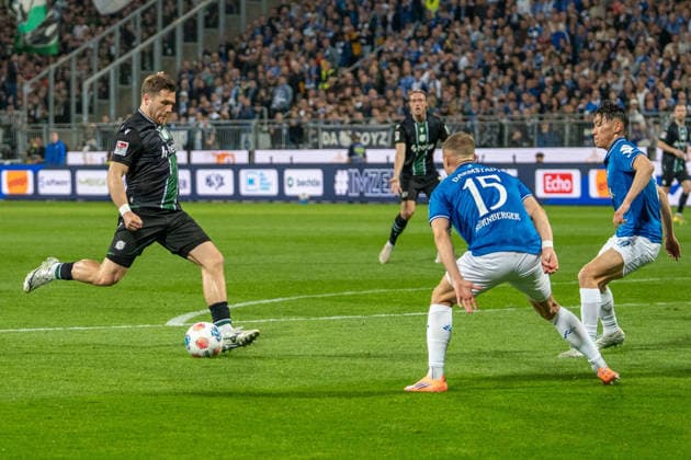 2. Bundesliga: SV Darmstadt 98 vs Hannover 96, 11.04.2026 Torschuss von Benjamin Källman (Hannover 96, 9) 2. Bundesliga: SV Darmstadt 98 vs Hannover 96, Merck-Stadion am Böllenfalltor, 11.04.2026 DFB DFL REGULATIONS PROHIBIT ANY USE OF PHOTOGRAPHS AS IMAGE SEQUENCES AND OR QUASI-VIDEO.