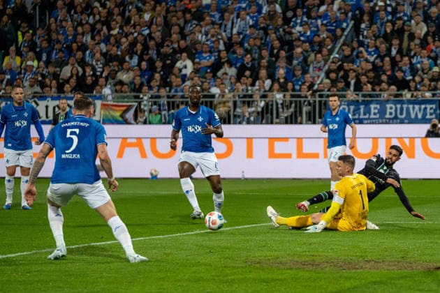 2. Bundesliga: SV Darmstadt 98 vs Hannover 96, 11.04.2026 Torchance für Hannover 96 am Ball Elias Saad (Hannover 96, 24), Parade von Marcel Schuhen (SV Darmstadt 98, 1) 2. Bundesliga: SV Darmstadt 98 vs Hannover 96, Merck-Stadion am Böllenfalltor, 11.04.2026 DFB DFL REGULATIONS PROHIBIT ANY USE OF PHOTOGRAPHS AS IMAGE SEQUENCES AND OR QUASI-VIDEO.