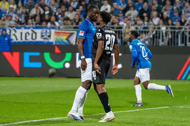 2. Bundesliga: SV Darmstadt 98 vs Hannover 96, 11.04.2026 Kopf an Kopf zwischen Patric Pfeiffer (SV Darmstadt 98, 6) und Ime Okon (Hannover 96, 20) 2. Bundesliga: SV Darmstadt 98 vs Hannover 96, Merck-Stadion am Böllenfalltor, 11.04.2026 DFB DFL REGULATIONS PROHIBIT ANY USE OF PHOTOGRAPHS AS IMAGE SEQUENCES AND OR QUASI-VIDEO.