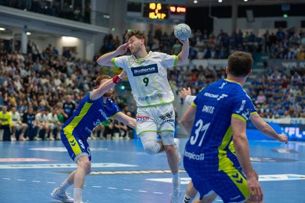 Niklas Theiss, Rueckraum, (HSG Wetzlar 9),Kay Smits, Rueckraum, (VfL Gummersbach 31), VfL Gummersbach vs. HSG Wetzlar, Daikin Handball Bundesliga, Herren , 28. Spieltag, 11.04.2026 Gummersbach NRW Deutschland