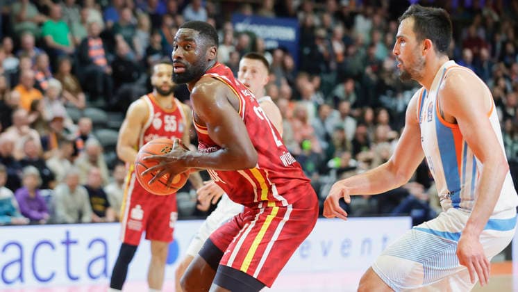 Im Bild: v.li. Eddy Edigin (Wuerzburg Baskets, 27) am Ball gegen Alex Herrera (Science City Jena, 41) 11.04.2026, Science City Jena - Fitness First Wuerzburg Baskets, easyCredit BBL, 29. Spieltag, Deutschland, Jena, Sparkassen-Arena, Copyright: HMBxMedia xJulienxBecker