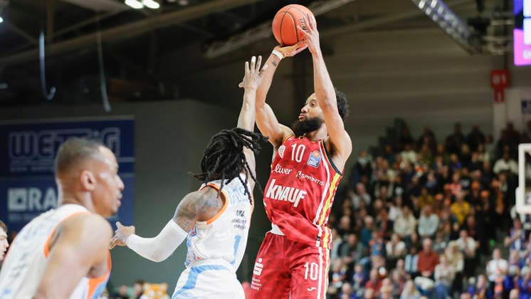 Im Bild: v.li. Uchenna Iroegbu (Science City Jena, 1) gegen den Dreier von Davion Mintz (Wuerzburg Baskets, 10) 11.04.2026, Science City Jena - Fitness First Wuerzburg Baskets, easyCredit BBL, 29. Spieltag, Deutschland, Jena, Sparkassen-Arena, Copyright: HMBxMedia xJulienxBecker