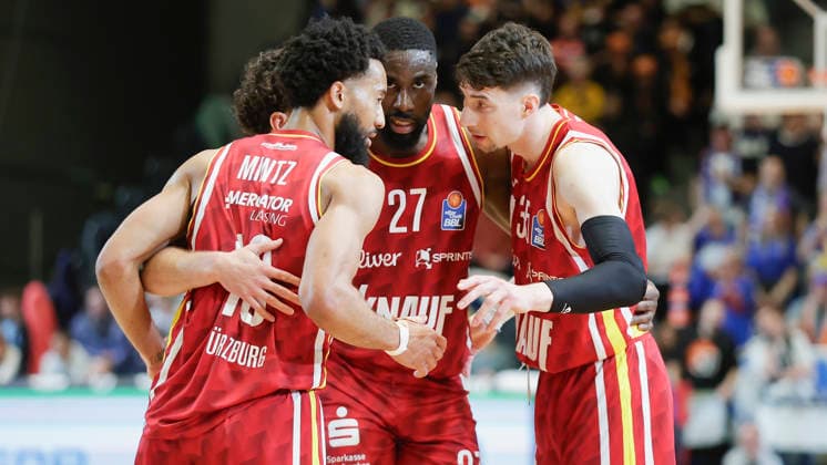 Im Bild: v.li. Davion Mintz (Wuerzburg Baskets, 10), Brae Ivey (Wuerzburg Baskets, 11), Eddy Edigin (Wuerzburg Baskets, 27) und Alen Pjanic (Wuerzburg Baskets, 35) besprechen sich. 11.04.2026, Science City Jena - Fitness First Wuerzburg Baskets, easyCredit BBL, 29. Spieltag, Deutschland, Jena, Sparkassen-Arena, Copyright: HMBxMedia xJulienxBecker