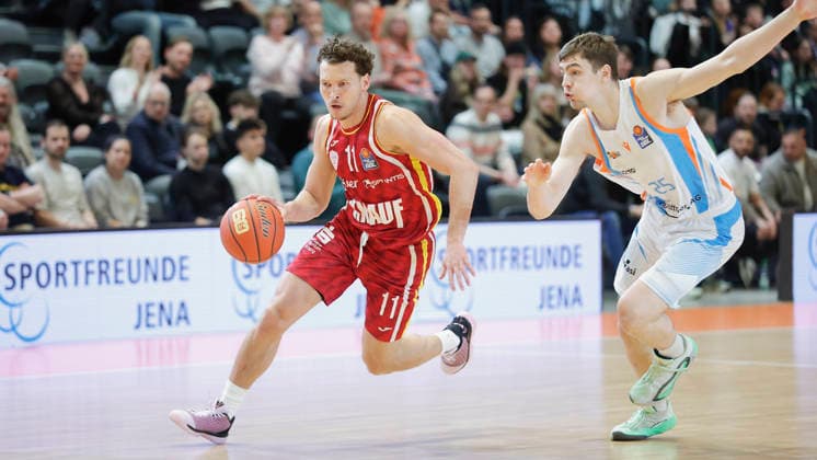 Im Bild: v.li. Brae Ivey (Wuerzburg Baskets, 11) am Ball gegen Lorenz Bank (Science City Jena, 25) 11.04.2026, Science City Jena - Fitness First Wuerzburg Baskets, easyCredit BBL, 29. Spieltag, Deutschland, Jena, Sparkassen-Arena, Copyright: HMBxMedia xJulienxBecker