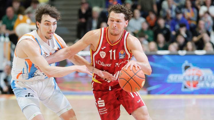 Im Bild: v.li. Kistofer Krause (Science City Jena, 36) gegen Brae Ivey (Wuerzburg Baskets, 11) am Ball 11.04.2026, Science City Jena - Fitness First Wuerzburg Baskets, easyCredit BBL, 29. Spieltag, Deutschland, Jena, Sparkassen-Arena, Copyright: HMBxMedia xJulienxBecker