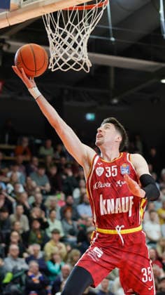 Im Bild: Alen Pjanic (Wuerzburg Baskets, 35) mit dem Korbleger 11.04.2026, Science City Jena - Fitness First Wuerzburg Baskets, easyCredit BBL, 29. Spieltag, Deutschland, Jena, Sparkassen-Arena, Copyright: HMBxMedia xJulienxBecker