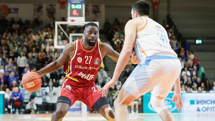 Im Bild: v.li. Eddy Edigin (Wuerzburg Baskets, 27) am Ball gegen Alex Herrera (Science City Jena, 41) 11.04.2026, Science City Jena - Fitness First Wuerzburg Baskets, easyCredit BBL, 29. Spieltag, Deutschland, Jena, Sparkassen-Arena, Copyright: HMBxMedia xJulienxBecker