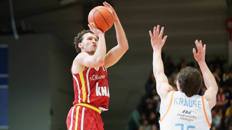 Im Bild: v.li. Brae Ivey (Wuerzburg Baskets, 11) mit dem Dreier gegen Kistofer Krause (Science City Jena, 36) 11.04.2026, Science City Jena - Fitness First Wuerzburg Baskets, easyCredit BBL, 29. Spieltag, Deutschland, Jena, Sparkassen-Arena, Copyright: HMBxMedia xJulienxBecker
