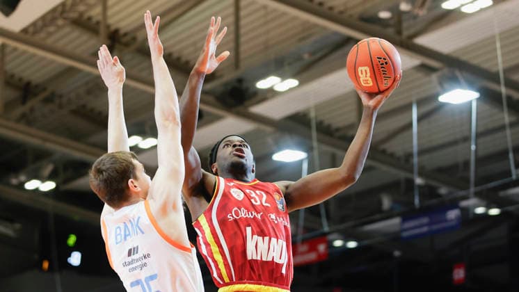 Im Bild: v.li. Lorenz Bank (Science City Jena, 25) gegen Charles Thompson (Wuerzburg Baskets, 32) am Ball 11.04.2026, Science City Jena - Fitness First Wuerzburg Baskets, easyCredit BBL, 29. Spieltag, Deutschland, Jena, Sparkassen-Arena, Copyright: HMBxMedia xJulienxBecker
