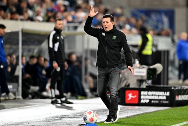 11.04.2026, xfux, Fussball 2.Bundesliga, SV Darmstadt 98 - Hannover 96 v.l. Trainer Chrstian Titz (Hannover 96) enttaeuscht, enttaeuscht schauend, dissapointed gibt Anweisungen, gestikuliert, mit den Armen gestikulieren gives instructions, gesticulate, gesticolando. (DFL DFB REGULATIONS PROHIBIT ANY USE OF PHOTOGRAPHS as IMAGE SEQUENCES and or QUASI-VIDEO) Darmstadt