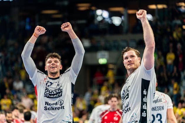 11.04.2026, xdaymx, Handball Daikin HBL, Rhein Neckar Loewen - SG Flensburg-Handewitt vl. Marko Grgic und Johannes Golla mit der Siegerfaust zu den mitgereistens Fans nach dem Sieg gegen die Loewen (DFL DFB REGULATIONS PROHIBIT ANY USE OF PHOTOGRAPHS as IMAGE SEQUENCES and or QUASI-VIDEO) Mannheim