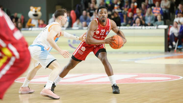 Im Bild: v.li. Jack Pagenkopf (Science City Jena, 11) gegen Johnathan Stove (Wuerzburg Baskets, 22) am Ball 11.04.2026, Science City Jena - Fitness First Wuerzburg Baskets, easyCredit BBL, 29. Spieltag, Deutschland, Jena, Sparkassen-Arena, Copyright: HMBxMedia xJulienxBecker