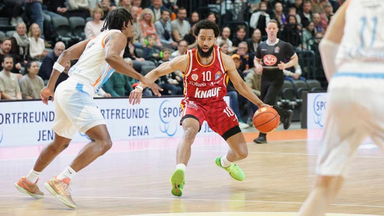 Im Bild: v.li. Keith Braxton Jr. (Science City Jena, 13) gegen Davion Mintz (Wuerzburg Baskets, 10) am Ball 11.04.2026, Science City Jena - Fitness First Wuerzburg Baskets, easyCredit BBL, 29. Spieltag, Deutschland, Jena, Sparkassen-Arena, Copyright: HMBxMedia xJulienxBecker