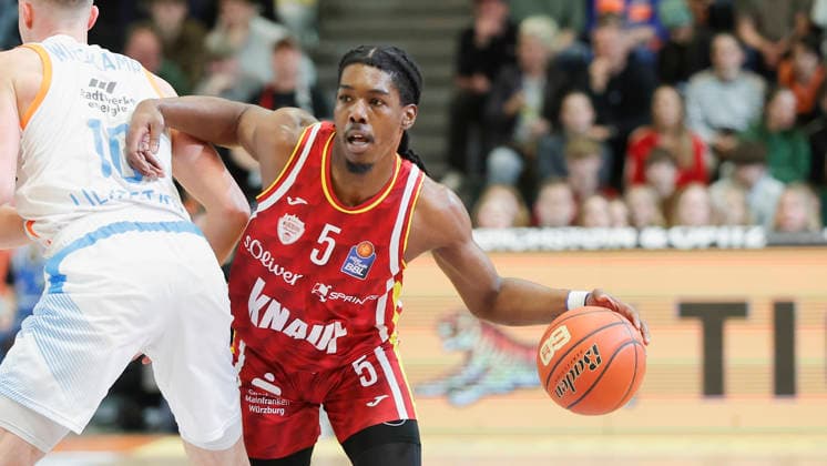 Im Bild: Marcus Carr(Wuerzburg Baskets, 5) am Ball gegen Joe Wieskamp (Science City Jena, 10), links am Ball 11.04.2026, Science City Jena - Fitness First Wuerzburg Baskets, easyCredit BBL, 29. Spieltag, Deutschland, Jena, Sparkassen-Arena, Copyright: HMBxMedia xJulienxBecker