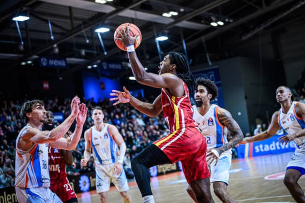 easycredit BBL Basketball Bundesliga 2025 2026 29. Spieltag 11.04.2026 Science City Jena vs Fitness First Würzburg Baskets Marcus Carr (Würzburg) beim Korbleger gegen Kristofer Krause (Jena) Sparkassen Arena
