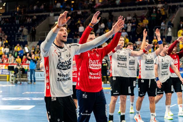11.04.2026, xdaymx, Handball Daikin HBL, Rhein Neckar Loewen - SG Flensburg-Handewitt vl. Marko Grgic und Benjamin Buric bejubeln mit der Mannschaft den Sieg vor den Fans (DFL DFB REGULATIONS PROHIBIT ANY USE OF PHOTOGRAPHS as IMAGE SEQUENCES and or QUASI-VIDEO) Mannheim