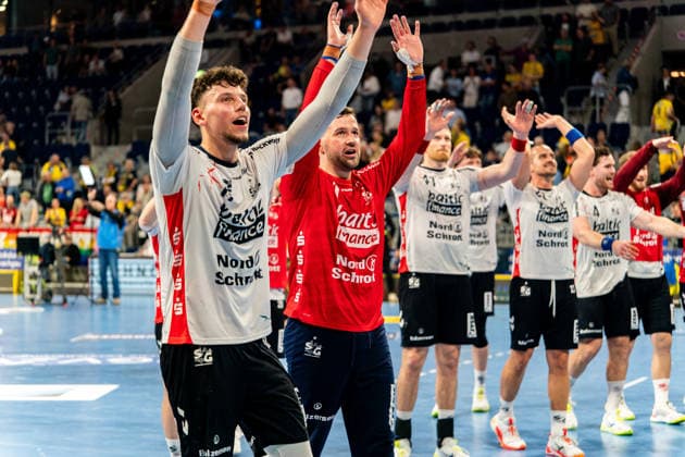 11.04.2026, xdaymx, Handball Daikin HBL, Rhein Neckar Loewen - SG Flensburg-Handewitt vl. Marko Grgic und Benjamin Buric bejubeln mit der Mannschaft den Sieg vor den Fans (DFL DFB REGULATIONS PROHIBIT ANY USE OF PHOTOGRAPHS as IMAGE SEQUENCES and or QUASI-VIDEO) Mannheim