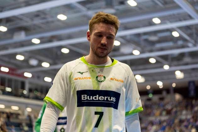 Dominik Mappes (HSG Wetzlar 7) enttaeuscht, enttaeuscht schauend, dissapointed, traurig, frustiert, frust, gefrustet, frustrated nach der Niederlage VfL Gummersbach - HSG Wetzlar, Handball Daikin HBL Handball Bundesliga, 28. Spieltag, 11.04.2026 Copyright: HMBxMedia xMarcoxBader
