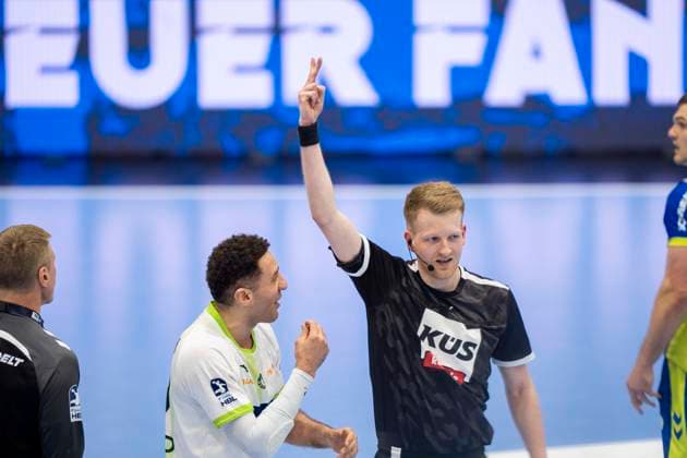 Zwei Minuten Zeitstrafe für Ahmed Nafea (HSG Wetzlar 79) von Nico Baermann (Schiedsrichter, DHB) VfL Gummersbach - HSG Wetzlar, Handball Daikin HBL Handball Bundesliga, 28. Spieltag, 11.04.2026 Copyright: HMBxMedia xMarcoxBader