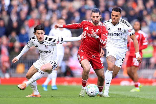 Football - Premier League - Liverpool v Fulham 11th April 2026 - Premier League - Liverpool v Fulham - Dominik Szoboszlai of Liverpool battles with Harry Wilson of Fulham (L) and Rodrigo Muniz of Fulham - Photo: Simon Stacpoole Offside. Liverpool UK Copyright: xSimonxStacpoolexOffside