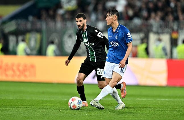 11.04.2026, xfux, Fussball 2.Bundesliga, SV Darmstadt 98 - Hannover 96 v.l. Waniss Taibi (Hannover 96), Hiroki Akiyama (SV Darmstadt 98) (DFL DFB REGULATIONS PROHIBIT ANY USE OF PHOTOGRAPHS as IMAGE SEQUENCES and or QUASI-VIDEO) Darmstadt