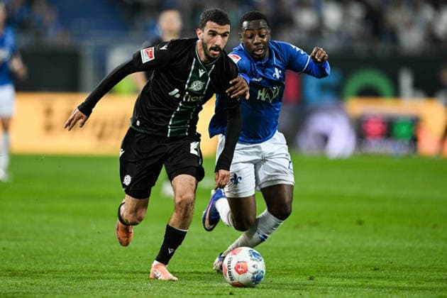Waniss Taibi (Hannover 96, 26) im Zweikampf mit Merveille Papela (SV Darmstadt 1898, 21), GER, SV Darmstadt 98 vs. Hannover 96, Fussball 2. Bundesliga, 29. Spieltag, Saison 2025 2026, 11.04.2026. DFL regulations prohibit any use of photographs as image sequences and or quasi-video GER, SV Darmstadt 98 vs. Hannover 96, Fussball 2. Bundesliga, 29. Spieltag, Saison 2025 2026, 11.04.2026. Darmstadt