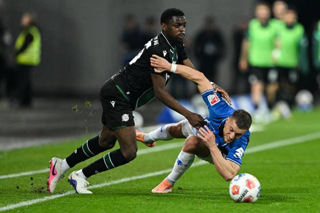 Noel Aseko (Hannover 96, 15) im Zweikampf mit Fabian Nürnberger (SV Darmstadt 1898, 15), GER, SV Darmstadt 98 vs. Hannover 96, Fussball 2. Bundesliga, 29. Spieltag, Saison 2025 2026, 11.04.2026. DFL regulations prohibit any use of photographs as image sequences and or quasi-video GER, SV Darmstadt 98 vs. Hannover 96, Fussball 2. Bundesliga, 29. Spieltag, Saison 2025 2026, 11.04.2026. Darmstadt