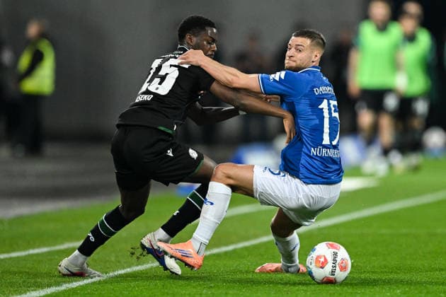 Noel Aseko (Hannover 96, 15) im Zweikampf mit Fabian Nürnberger (SV Darmstadt 1898, 15), GER, SV Darmstadt 98 vs. Hannover 96, Fussball 2. Bundesliga, 29. Spieltag, Saison 2025 2026, 11.04.2026. DFL regulations prohibit any use of photographs as image sequences and or quasi-video GER, SV Darmstadt 98 vs. Hannover 96, Fussball 2. Bundesliga, 29. Spieltag, Saison 2025 2026, 11.04.2026. Darmstadt