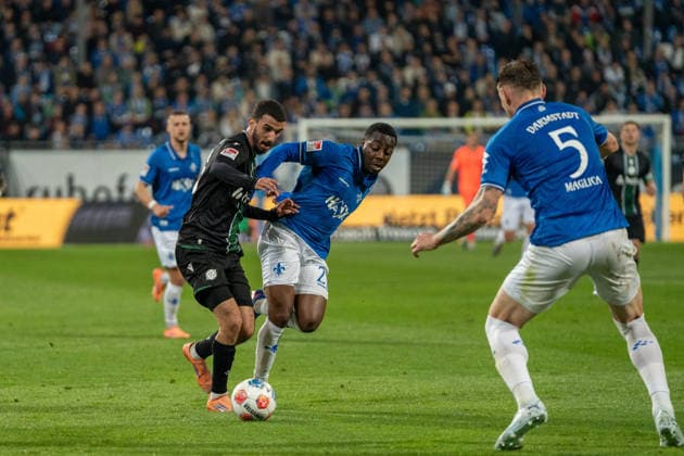 2. Bundesliga: SV Darmstadt 98 vs Hannover 96, 11.04.2026 Zweikampf zwischen Elias Saad (Hannover 96, 24) und Merveille Papela (SV Darmstadt 98, 21) 2. Bundesliga: SV Darmstadt 98 vs Hannover 96, Merck-Stadion am Böllenfalltor, 11.04.2026 DFB DFL REGULATIONS PROHIBIT ANY USE OF PHOTOGRAPHS AS IMAGE SEQUENCES AND OR QUASI-VIDEO.