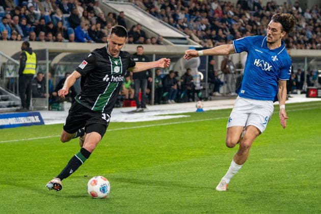 2. Bundesliga: SV Darmstadt 98 vs Hannover 96, 11.04.2026 Zweikampf zwischen Bastian Allgeier (Hannover 96, 17) und Fraser Hornby (SV Darmstadt 98, 9) 2. Bundesliga: SV Darmstadt 98 vs Hannover 96, Merck-Stadion am Böllenfalltor, 11.04.2026 DFB DFL REGULATIONS PROHIBIT ANY USE OF PHOTOGRAPHS AS IMAGE SEQUENCES AND OR QUASI-VIDEO.