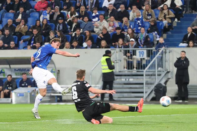 11.04.2026, xtvx, Fussball 2.Bundesliga, SV Darmstadt 98 - Hannover 96 v.l. Fynn Lakenmacher (SV Darmstadt 98) Torschuss, has a shot on goal Maik Nawrocki (Hannover 96) (DFL DFB REGULATIONS PROHIBIT ANY USE OF PHOTOGRAPHS as IMAGE SEQUENCES and or QUASI-VIDEO) Darmstadt