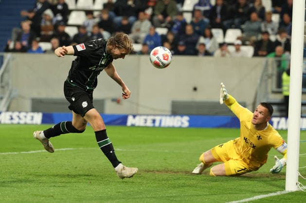 2026.04.11 xjfx 2.Bundesliga 29.Spieltag SV Darmstadt 98 - Hannover 96 v.l., Stefan Teitur (Hannover 96) köpft das Tor zum 2:0, scores the goal to 0:2, Goalkeeper, Torwart Marcel Schuhen (SV Darmstadt 98) (DFL DFB REGULATIONS PROHIBIT ANY USE OF PHOTOGRAPHS as IMAGE SEQUENCES and or QUASI-VIDEO)