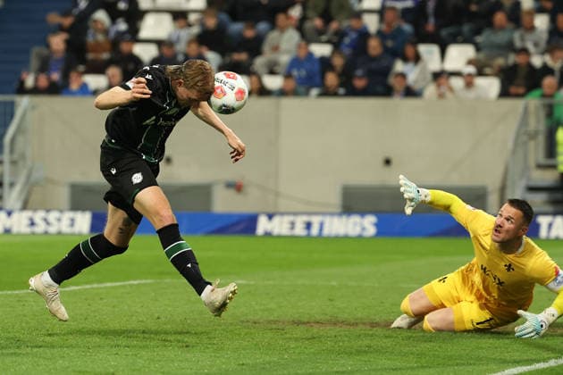 2026.04.11 xjfx 2.Bundesliga 29.Spieltag SV Darmstadt 98 - Hannover 96 v.l., Stefan Teitur (Hannover 96) köpft das Tor zum 2:0, scores the goal to 0:2, Goalkeeper, Torwart Marcel Schuhen (SV Darmstadt 98) (DFL DFB REGULATIONS PROHIBIT ANY USE OF PHOTOGRAPHS as IMAGE SEQUENCES and or QUASI-VIDEO)