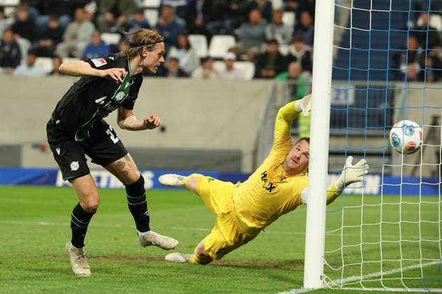 2026.04.11 xjfx 2.Bundesliga 29.Spieltag SV Darmstadt 98 - Hannover 96 v.l., Stefan Teitur (Hannover 96) köpft das Tor zum 2:0, scores the goal to 0:2, Goalkeeper, Torwart Marcel Schuhen (SV Darmstadt 98) (DFL DFB REGULATIONS PROHIBIT ANY USE OF PHOTOGRAPHS as IMAGE SEQUENCES and or QUASI-VIDEO)