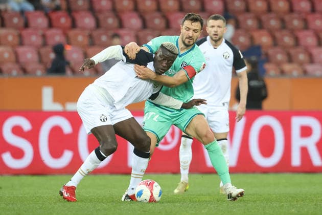 FC Zuerich - FC Lugano Philippe Keny gegen Anto Grgic 11.04.2026 Stadion Letzigrund Zuerich, SCHWEIZ, Saison 2025 2026 Herren Fussball Super League FC Zuerich - FC Lugano Philippe Keny (li,FCZ) gegen Anto Grgic (FC Lugano) *** FC Zuerich FC Lugano Philippe Keny vs Anto Grgic 11 04 2026 Stadion Letzigrund Zuerich, SWITZERLAND, Season 2025 2026 Men Soccer Super League FC Zuerich FC Lugano Philippe Keny li,FCZ vs Anto Grgic FC Lugano 
