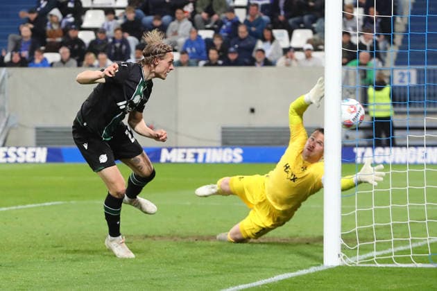 11.04.2026, xtvx, Fussball 2.Bundesliga, SV Darmstadt 98 - Hannover 96 v.l. Goal scored, Tor zum 0:2 Stefan Teitur Thordarson (Hannover 96) Torwart Marcel Schuhen (SV Darmstadt 98) (DFL DFB REGULATIONS PROHIBIT ANY USE OF PHOTOGRAPHS as IMAGE SEQUENCES and or QUASI-VIDEO) Darmstadt