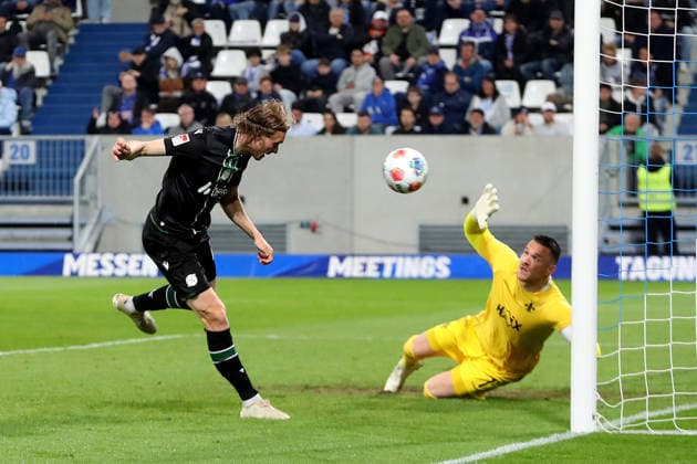 11.04.2026, xtvx, Fussball 2.Bundesliga, SV Darmstadt 98 - Hannover 96 v.l. Goal scored, Tor zum 0:2 Stefan Teitur Thordarson (Hannover 96) Torwart Marcel Schuhen (SV Darmstadt 98) (DFL DFB REGULATIONS PROHIBIT ANY USE OF PHOTOGRAPHS as IMAGE SEQUENCES and or QUASI-VIDEO) Darmstadt