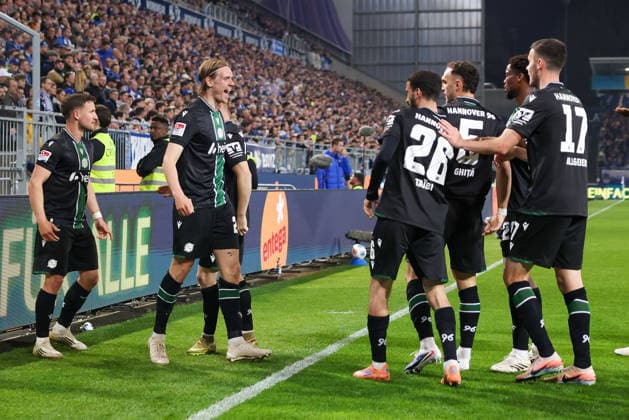2026.04.11 xjfx 2.Bundesliga 29.Spieltag SV Darmstadt 98 - Hannover 96 v.l., Torjubel um Stefan Teitur (Hannover 96), Goal celebration, celebrate the goal (DFL DFB REGULATIONS PROHIBIT ANY USE OF PHOTOGRAPHS as IMAGE SEQUENCES and or QUASI-VIDEO)