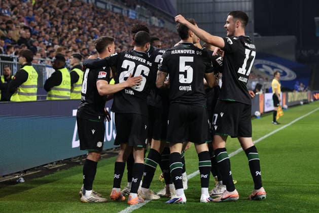 2026.04.11 xjfx 2.Bundesliga 29.Spieltag SV Darmstadt 98 - Hannover 96 v.l., Torjubel um Stefan Teitur (Hannover 96), Goal celebration, celebrate the goal (DFL DFB REGULATIONS PROHIBIT ANY USE OF PHOTOGRAPHS as IMAGE SEQUENCES and or QUASI-VIDEO)