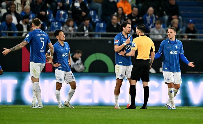 11.04.2026, xfux, Fussball 2.Bundesliga, SV Darmstadt 98 - Hannover 96 v.l. Fraser Hornby (SV Darmstadt 98) gibt Anweisungen, gestikuliert, mit den Armen gestikulieren gives instructions, gesticulate, gesticolando zu Referee Schiedsrichter Florian Badstübner Badstuebner (SR) (DFL DFB REGULATIONS PROHIBIT ANY USE OF PHOTOGRAPHS as IMAGE SEQUENCES and or QUASI-VIDEO) Darmstadt