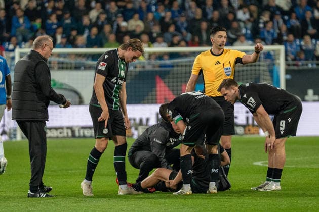 2. Bundesliga: SV Darmstadt 98 vs Hannover 96, 11.04.2026 Verletzung und Auswechslung von Maik Nawrocki (Hannover 96, 6) 2. Bundesliga: SV Darmstadt 98 vs Hannover 96, Merck-Stadion am Böllenfalltor, 11.04.2026 DFB DFL REGULATIONS PROHIBIT ANY USE OF PHOTOGRAPHS AS IMAGE SEQUENCES AND OR QUASI-VIDEO.