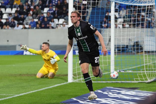 11.04.2026, xtvx, Fussball 2.Bundesliga, SV Darmstadt 98 - Hannover 96 v.l. Goal scored, Tor zum 0:2 Stefan Teitur Thordarson (Hannover 96) Torwart Marcel Schuhen (SV Darmstadt 98) (DFL DFB REGULATIONS PROHIBIT ANY USE OF PHOTOGRAPHS as IMAGE SEQUENCES and or QUASI-VIDEO) Darmstadt
