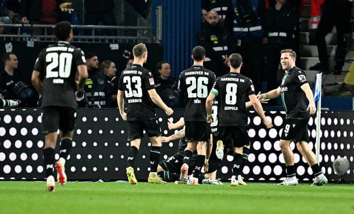 11.04.2026, xfux, Fussball 2.Bundesliga, SV Darmstadt 98 - Hannover 96 v.l. Ime Okon (Hannover 96) und Spieler Hannover 96 Torjubel, Jubel, Goal celebration, celebrate the goal zum 0:2 jubelnd bejubelt jubelt jubeln Jubel (DFL DFB REGULATIONS PROHIBIT ANY USE OF PHOTOGRAPHS as IMAGE SEQUENCES and or QUASI-VIDEO) Darmstadt