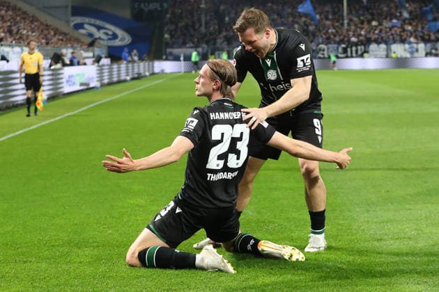 11.04.2026, xtvx, Fussball 2.Bundesliga, SV Darmstadt 98 - Hannover 96 v.l. Goal scored, Tor zum 0:2 Stefan Teitur Thordarson (Hannover 96) Torjubel, Goal celebration, celebrate the goal, celebrates scoring Stefan Teitur Thordarson (Hannover 96) Benjamin Kaellmann (Hannover 96) (DFL DFB REGULATIONS PROHIBIT ANY USE OF PHOTOGRAPHS as IMAGE SEQUENCES and or QUASI-VIDEO) Darmstadt